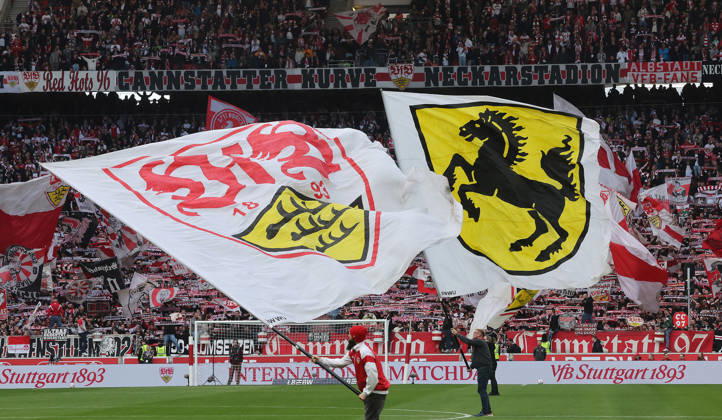 Stuttgart, Fußball Bundesliga, 20. Spieltag, VfB Stuttgart vs. VfL Wolfsburg, VfB Fans in der Cannstatter Kurve mit Fahnen