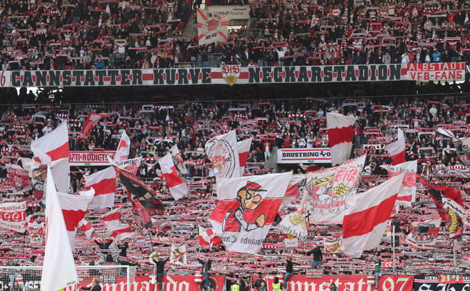 Stuttgart, Fußball Bundesliga, 20. Spieltag, VfB Stuttgart vs. VfL Wolfsburg, Stuttgarter Fans in der Cannstatter Kurve