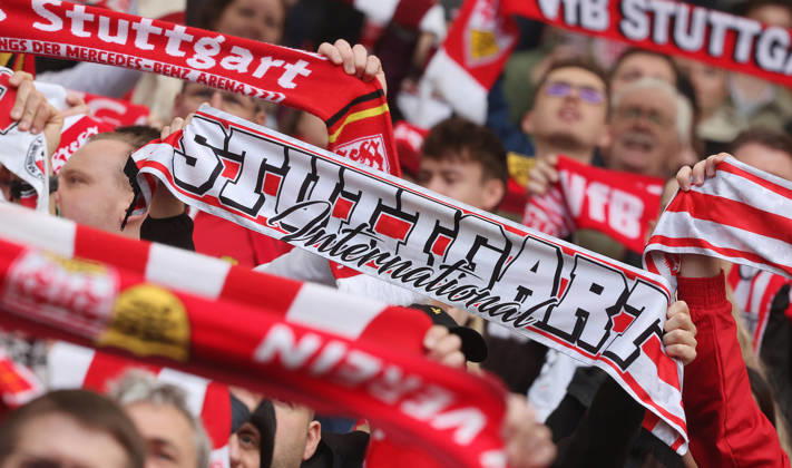Stuttgart, Fußball Bundesliga, 20. Spieltag, VfB Stuttgart vs. VfL Wolfsburg, VfB Fans mit Schal ( Stuttgart International )