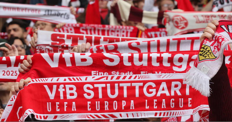 Stuttgart, Fußball Bundesliga, 20. Spieltag, VfB Stuttgart vs. VfL Wolfsburg, VfB Fans mit Schal ( UEFA Europa League )