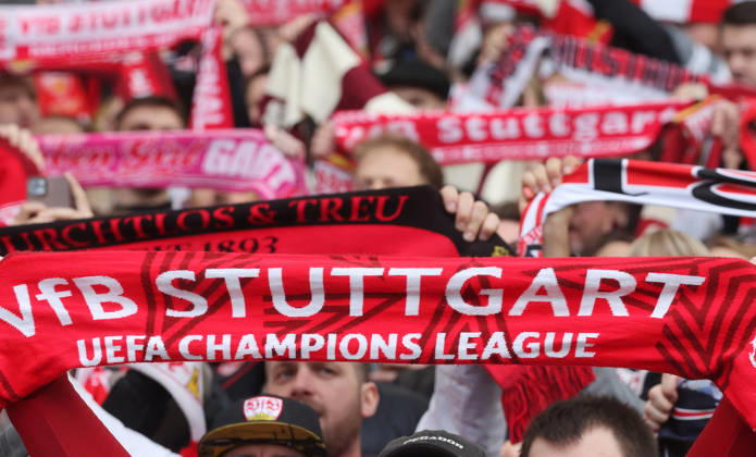 Stuttgart, Fußball Bundesliga, 20. Spieltag, VfB Stuttgart vs. VfL Wolfsburg, VfB Fans mit Schal ( UEFA Champions League )