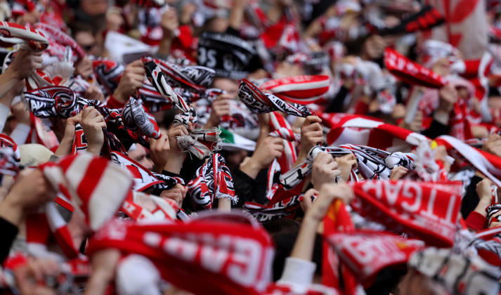 Stuttgart, Fußball Bundesliga, 20. Spieltag, VfB Stuttgart vs. VfL Wolfsburg, Feature Detail VfB Fans mit Schals