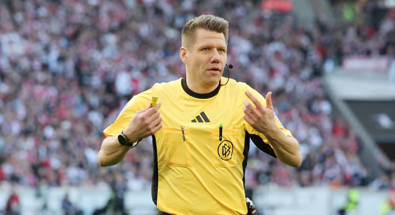 Stuttgart, Fußball Bundesliga, 20. Spieltag, VfB Stuttgart vs. VfL Wolfsburg, Schiedsrichter Patrick Ittrich