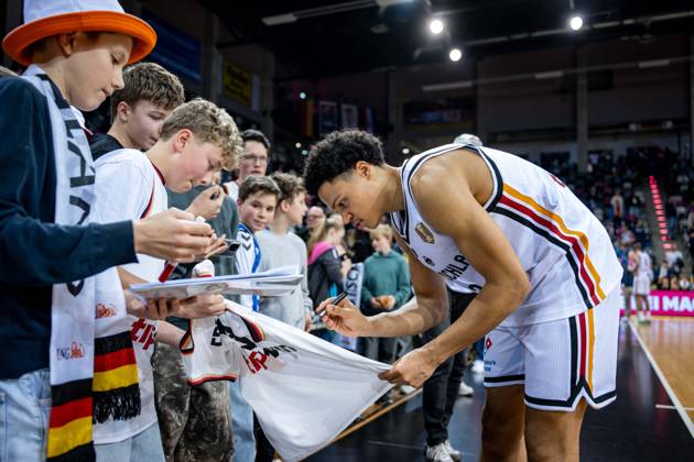 Basketball Bonn 01.03.2026 FIBA Basketball World Cup 2027 European Qualifiers Deutschland (GER) - Kroatien (CRO) Jack Kayil (Deutschland, No.02) mit Fans Autogramm