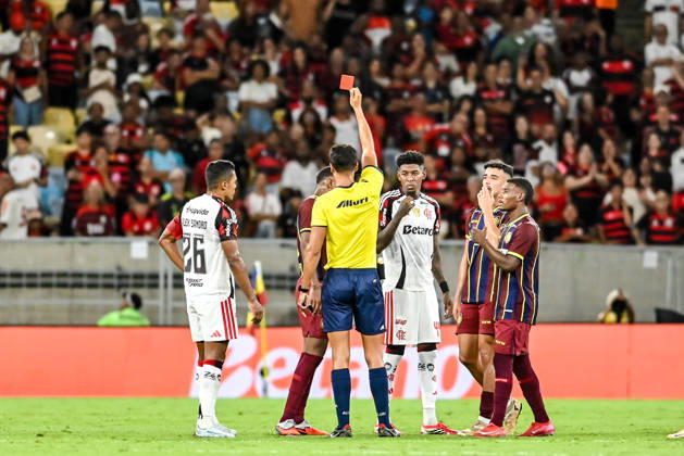 Madureira x Flamengo RIO DE JANEIRO, RJ - 02.03.2026: MADUREIRA X FLAMENGO - Players from Madureira and Flamengo compete for the ball in a match at the Maracana Stadium, in Rio de Janeiro (RJ), on Monday night (2), for the semifinal of the 2026 Carioca Championship. (Photo: Celso Pupo Fotoarena) x2896786x CelsoxPupo