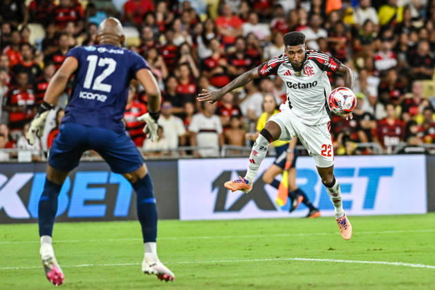 Madureira x Flamengo RIO DE JANEIRO, RJ - 02.03.2026: MADUREIRA X FLAMENGO - Players from Madureira and Flamengo compete for the ball in a match at the Maracana Stadium, in Rio de Janeiro (RJ), on Monday night (2), for the semi-final of the 2026 Carioca Championship. Player Emerson Royal (Photo: Celso Pupo Fotoarena) x2896787x CelsoxPupo