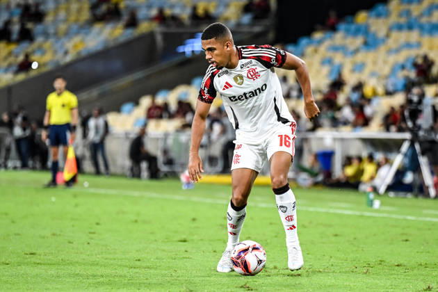Madureira x Flamengo RIO DE JANEIRO, RJ - 02.03.2026: MADUREIRA X FLAMENGO - Players from Madureira and Flamengo compete for the ball in a match at the Maracana Stadium, in Rio de Janeiro (RJ), on Monday night (2), for the semi-final of the 2026 Carioca Championship. Samuel Lino (Photo: Celso Pupo Fotoarena) x2896790x CelsoxPupo