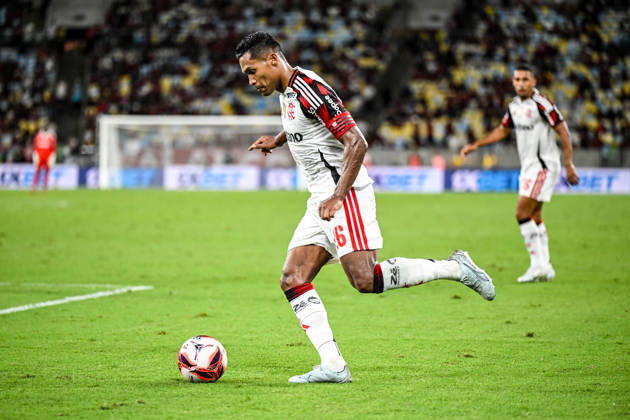 Madureira x Flamengo RIO DE JANEIRO, RJ - 02.03.2026: MADUREIRA X FLAMENGO - Players from Madureira and Flamengo compete for the ball in a match at the Maracana Stadium, in Rio de Janeiro (RJ), on Monday night (2), for the semi-final of the 2026 Carioca Championship. Alex Sandro (Photo: Celso Pupo Fotoarena) x2896792x CelsoxPupo