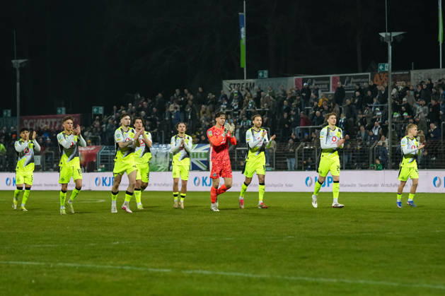Freitag, 06.03.2026 Saison 2025 2026 25. Spieltag Regionalliga West im Ohlendorf Stadion im Heidewald, Gütersloh, Germany. FC Gütersloh - BV Borussia Dortmund U23. Die Mannschaft läuft zu den mitgereisten Fans.