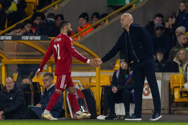 Football - FA Cup - 5th Round - Liverpool FC v Wolverhampton Wanderers FC WOLVERHAMPTON, ENGLAND - Friday, March 6, 2026: Liverpool s goalscorer Mohamed Salah is greeted by head coach Arne Slot as he is substituted off during the FA Cup 5th Round match between Liverpool FC and Wolverhampton Wanderers FC at Molineux. (Photo by David Rawcliffe Propaganda) WOLVERHAMPTON Molineux WEST MIDLANDS ENGLAND Copyright: xPropagandaxPhotoxAgencyx P2026-03-06-Wolves_Liverpool-104