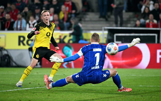 Fussball, Bundesliga, Deutschland, Herren, Saison 2025 2026, 25. Spieltag, Rhein Energie Stadion Köln, 1. FC Köln - Borussia Dortmund; Maximilian Beier (BVB) erzielt das Tor zum 0:2 gegen Marvin Schwäbe (KOE). Aktion