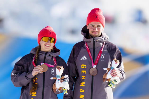 VAL DI FIEMME, ITALIEN 20260307 Tysklands Maria Leonie Walter och guide Christian Krasman under lördagens medaljcermoni skidskytte 7,5km sprint pa Tesero Cross-Country Skiing Stadium under Paralympics 2026. TESERO ITALIEN 2026 x10500x
