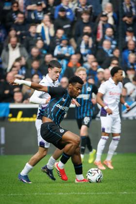Anderlecht s Tristan Degreef and Club s Raphael Onyedika fight for the ball during a soccer match between Club Brugge and RSC Anderlecht, Sunday 08 March 2026 in Brugge, on day 28 (out of 30) of the 2025-2026 Jupiler Pro League first division of the Belgian championship. KURTxDESPLENTER  x166845160x