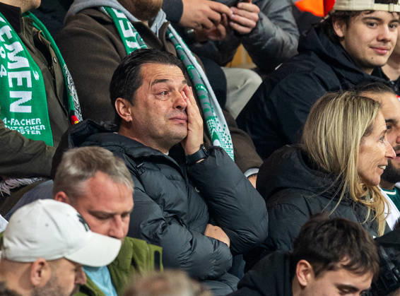 Fußball, Herren, Saison 2025 2026, 1. Bundesliga (25. Spieltag), 1. FC Union Berlin - SV Werder Bremen, Trainer Ante Covic weint nach dem Tor seines Sohnes Patrice Covic (Bremen) zum 1:4 auf der Tribüne, 08.03.2026, Copyright: xSebastianxRäppold MatthiasxKochx