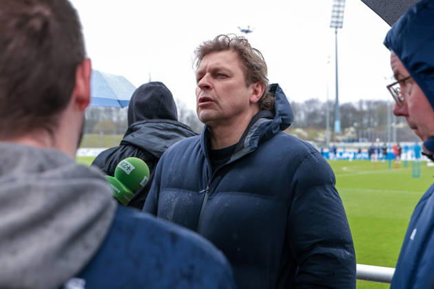 11.03.2026; Fussball; Training des FC Schalke 04. Medienrunde mit Direktor Profifussball Youri Mulder (FC Schalke 04). Gelsenkirchen Trainingsgelände FC Schalke 04 NRW Deutschland xRHR-FOTO YYx Copyright: RHR-FOTOx RHR-FOTO YY