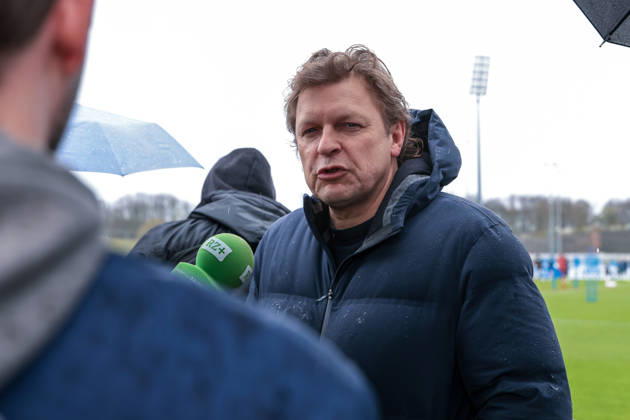 11.03.2026; Fussball; Training des FC Schalke 04. Medienrunde mit Direktor Profifussball Youri Mulder (FC Schalke 04). Gelsenkirchen Trainingsgelände FC Schalke 04 NRW Deutschland xRHR-FOTO YYx Copyright: RHR-FOTOx RHR-FOTO YY