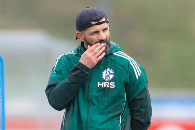 11.03.2026; Fussball; Training des FC Schalke 04. Trainer Miron Muslic (FC Schalke 04) kratzt sich im Gesicht. Gelsenkirchen Trainingsgelände FC Schalke 04 NRW Deutschland xRHR-FOTO YYx Copyright: RHR-FOTOx RHR-FOTO YY