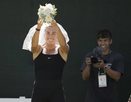 March 11, 2026 Aryna Sabalenka wears a bridal veil and pretends to throw a bouquet during a workout at the BNP Paribas Open held at the Indian Wells Tennis Garden in Indian Wells, California. California. Mandatory Photo Credit : CSM Indian Wells United States of America - ZUMAc04_ 20260311_zma_c04_062 Copyright: xCharlesxBausx