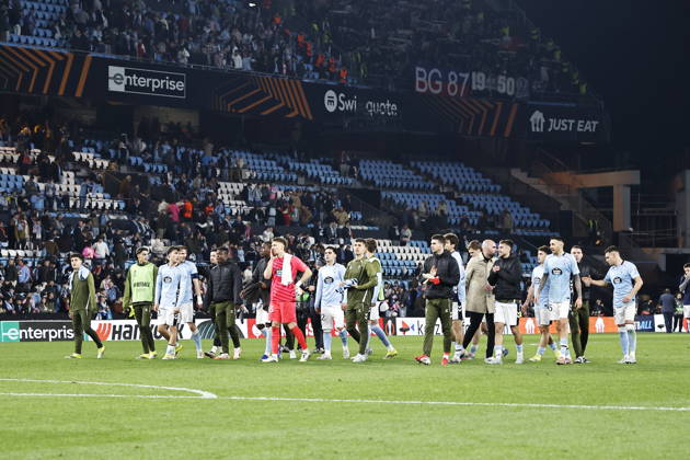 Celta team group, Mannschaftsbild, Totale (Celta), MARCH 12, 2026 - Football Soccer : Celta team greeting for fans at behind the goal after UEFA Europa League Round of 16 1st leg match between RC Celta de Vigo - Olympique Lyonnais at the Estadio Balaidos in Vigo, Spain. Noxthirdxpartyxsales aflo_323270075