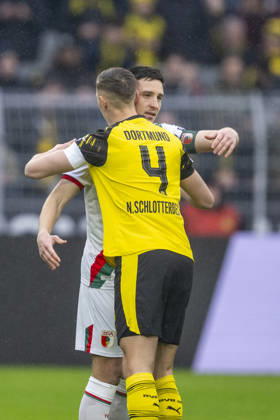 14.03.2026: Fußball: Borussia Dortmund - FC Augsburg, 26. Spieltag im Signal-Iduna-Park. Die Brüder Keven Schlotterbeck (FC Augsburg) (l) und Nico Schlotterbeck (Borussia Dortmund) umarmen sich. WICHTIGER HINWEIS: Gemäß den Vorgaben der DFL und des DFB ist es untersagt, in dem Stadion und oder vom Spiel angefertigte Fotoaufnahmen in Form von Sequenzbildern und oder videoähnlichen Fotostrecken zu verwerten bzw. verwerten zu lassen. Copyright: xDavidxInderliedx