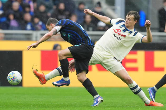 Inter Milan™s Nicolo Barella fights for the ball with Atalanta™s Giorgio Scalvini during the Serie A soccer match between Inter and Atalanta at the San Siro Stadium in Milan , north Italy - Saturday , March 14 , 2026. - Soccer . Copyright: xSpada LaPressex