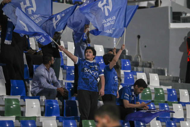 Saudi-Arabien: Fussball Saudi Pro League 2025 2026, 26. Spieltag - Al Fateh FC vs 1Al Hilal - Maydan Tamweel Aloula (Saudi Arabien): Zuschauer, Fans, Tribüne, Fahne, Transparent, Spruchband, Choreographie, Fanchoreo, Copyright: xOumaimaxSouaidix