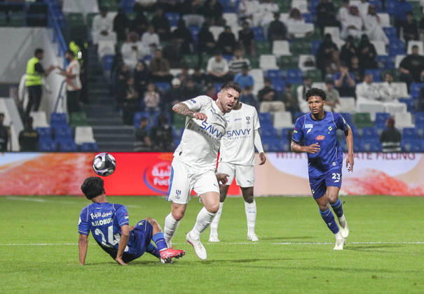 Saudi-Arabien: Fussball Saudi Pro League 2025 2026, 26. Spieltag - Al Fateh FC vs 1Al Hilal - Maydan Tamweel Aloula (Saudi Arabien): Ruben Neves Ruben Neves (Al Hilal, 8) Mahdi Al Aboud (Al Fateh, 24) Copyright: xOumaimaxSouaidix