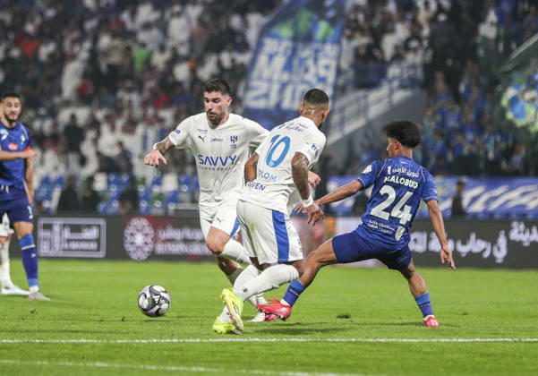 Saudi-Arabien: Fussball Saudi Pro League 2025 2026, 26. Spieltag - Al Fateh FC vs 1Al Hilal - Maydan Tamweel Aloula (Saudi Arabien): Ruben Neves Ruben Neves (Al Hilal, 8) Malcom (Al Hilal, 10) Mahdi Al Aboud (Al Fateh, 24) Copyright: xOumaimaxSouaidix