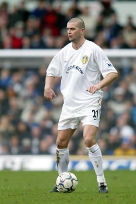 Leeds United V Liverpool, Premier League Dominic Matteo of Leeds United on the ball during the Premier League match between Leeds United and Liverpool at Elland Road on February 3, 2002 in Leeds, England. Leeds Elland Road England United Kingdom Copyright: xAllstarxPicturexLibraryxLtdx