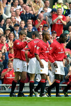 Manchester United, ManU V Ipswich Town, Premier League Ole Gunnar Solskjaer of Manchester United and Roy Keane of Manchester United celebrate during the Premier League match between Manchester United and Ipswich Town at Old Trafford on September 22, 2001 in Manchester, England . Manchester Old Trafford England United Kingdom Copyright: xAllstarxPicturexLibraryxLtdx