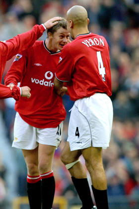 Manchester United, ManU V Ipswich Town, Premier League Ole Gunnar Solskjaer of Manchester United and Juan Sebastisn Veron of Manchester United celebrate during the Premier League match between Manchester United and Ipswich Town at Old Trafford on September 22, 2001 in Manchester, England . Manchester Old Trafford England United Kingdom Copyright: xAllstarxPicturexLibraryxLtdx
