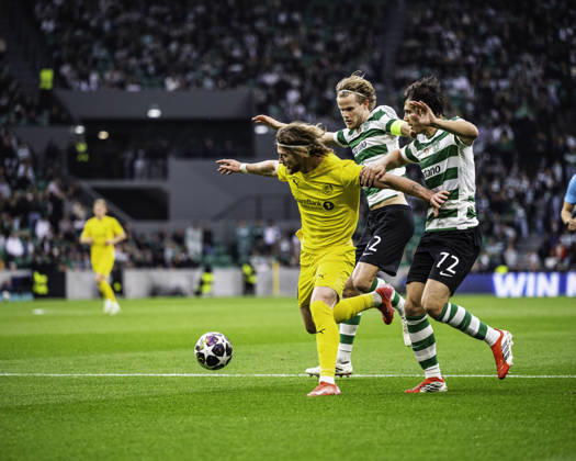 March 17, 2026, Lisbon, Lisbon, Portugal: Kasper Hogh of Bodo Glimt in control of the ball in another attack, during the UEFA Champions League - Round of 16 (2nd leg), between Sporting CP vs FC Bodo Glimt at Alvalade Stadium, Lisbon, on March 17, 2026 Lisbon Portugal - ZUMAr200 20260317_zsp_r200_016 Copyright: xNunoxReisinhox
