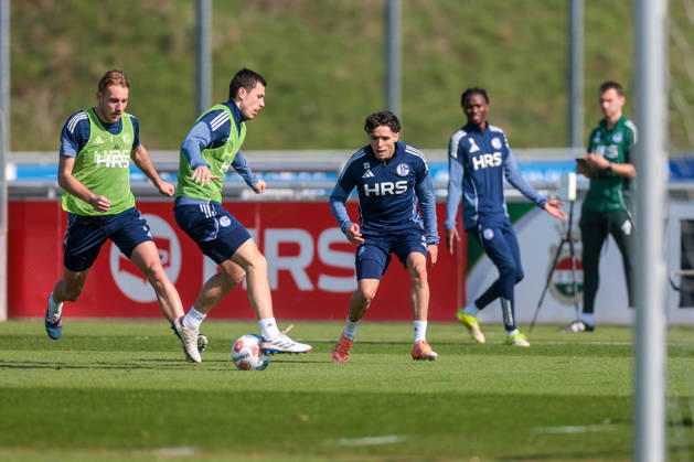 19.03.2026, Fussball, Training des FC Schalke 04. v. l. Timo Becker (FC Schalke 04), Ron Schallenberg (FC Schalke 04), Soufiane El-Faouzi (FC Schalke 04). Gelsenkirchen Trainingsgelände FC Schalke 04 NRW Deutschland xRHR-FOTO YYx Copyright: RHR-FOTOx RHR-FOTO YY