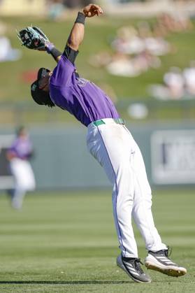 MLB, Baseball Herren, USA Spring Training: Seattle Mariners at Colorado Rockies Scottsdale, AZ. USA; Colorado Rockies shortstop Ryan Ritter (8) catches a fly ball off the bat of Seattle Mariners second baseman Brock Rodden (90) during an MLB Spring Training game on Tuesday, March 17, 2026 at Salt River Fields at Talking Stick. The Mariners beat the Rockies 10-6. (Kim Hukari Image of Scottsdale Arizona USA EDITORIAL USE ONLY Copyright: xImagexofxSportx KimxHukarix iosphotos400747