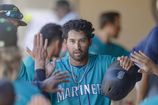 MLB, Baseball Herren, USA Spring Training: Seattle Mariners at Colorado Rockies Scottsdale, AZ. USA; High fives for Seattle Mariners center fielder Rhylan Thomas (31) after he scored on a hit by right fielder Connor Joe (9) during an MLB Spring Training game on Tuesday, March 17, 2026 at Salt River Fields at Talking Stick. The Mariners beat the Rockies 10-6. (Kim Hukari Image of Scottsdale Arizona USA EDITORIAL USE ONLY Copyright: xImagexofxSportx KimxHukarix iosphotos400754