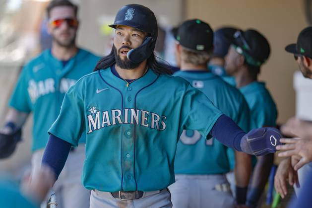 MLB, Baseball Herren, USA Spring Training: Seattle Mariners at Colorado Rockies Scottsdale, AZ. USA; Seattle Mariners right fielder Connor Joe (9) gets high fives in the dugout after he scored on a double by designated hitter Carson Taylor (39) during an MLB Spring Training game on Tuesday, March 17, 2026 at Salt River Fields at Talking Stick. The Mariners beat the Rockies 10-6. (Kim Hukari Image of Scottsdale Arizona USA EDITORIAL USE ONLY Copyright: xImagexofxSportx KimxHukarix iosphotos400755