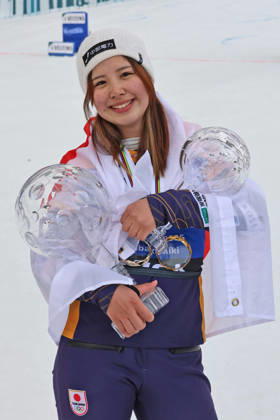 Gesamtweltcupsiegerin FIS Snowboard Alpine Woman, Tsubaki Miki (JPN) mit derf grossen Kugel, VISA FIS Snowboard Alpine Weltcup Winterberg 2026 (GER), Weltcup-Saison 2025 2026, Snowboard, Slalom, Parallelslalom, Winterberg Sauerland, 21.-22.03.2026, Renntag, 21.03.2026, Winterberg Deutschland