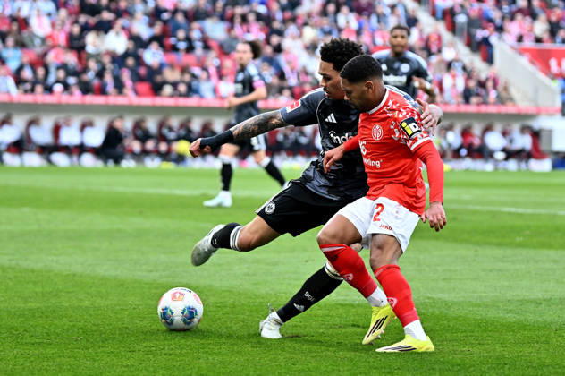 22.03.2026, xfux, Fussball 1.Bundesliga, FSV Mainz 05 - Eintracht Frankfurt, v.l. Nnamdi Collins (Eintracht Frankfurt), Philipp Mwene (FSV Mainz 05) zautz (DFL DFB REGULATIONS PROHIBIT ANY USE OF PHOTOGRAPHS as IMAGE SEQUENCES and or QUASI-VIDEO) Mainz