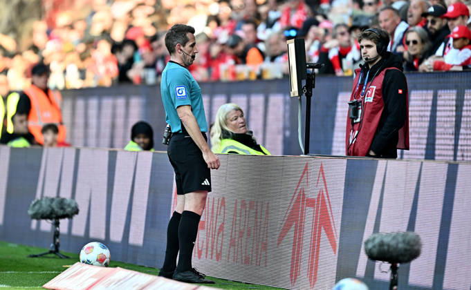 22.03.2026, xfux, Fussball 1.Bundesliga, FSV Mainz 05 - Eintracht Frankfurt, v.l. Referee Schiedsrichter Tobias Stieler Videobeweis Video Assist Video Beweis TV Beweis (DFL DFB REGULATIONS PROHIBIT ANY USE OF PHOTOGRAPHS as IMAGE SEQUENCES and or QUASI-VIDEO) Mainz