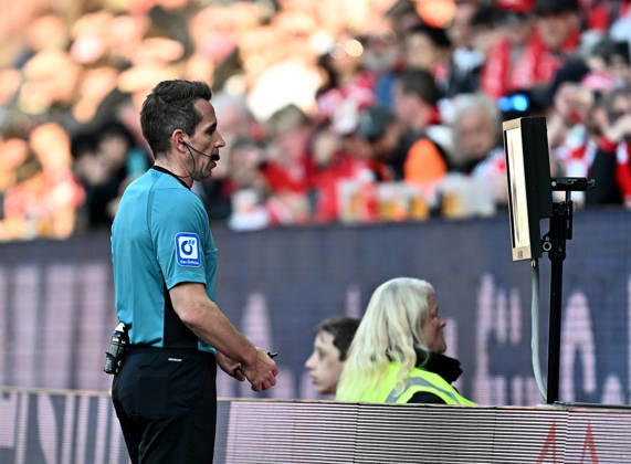 22.03.2026, xfux, Fussball 1.Bundesliga, FSV Mainz 05 - Eintracht Frankfurt, v.l. Referee Schiedsrichter Tobias Stieler Videobeweis Video Assist Video Beweis TV Beweis (DFL DFB REGULATIONS PROHIBIT ANY USE OF PHOTOGRAPHS as IMAGE SEQUENCES and or QUASI-VIDEO) Mainz