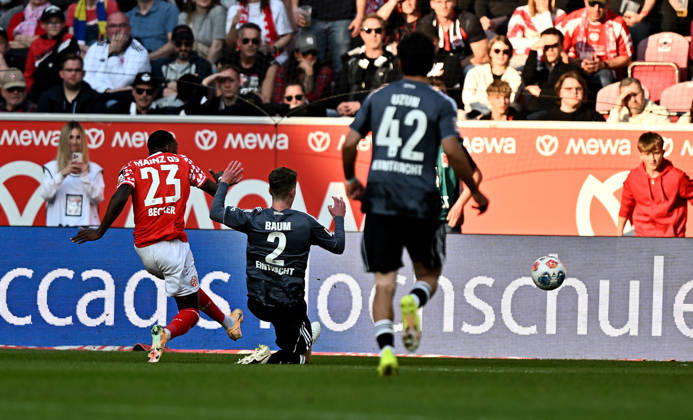 22.03.2026, xfux, Fussball 1.Bundesliga, FSV Mainz 05 - Eintracht Frankfurt, v.l. Sheraldo Becker (FSV Mainz 05), Elias Baum (Eintracht Frankfurt) Pfosten Torschuss (DFL DFB REGULATIONS PROHIBIT ANY USE OF PHOTOGRAPHS as IMAGE SEQUENCES and or QUASI-VIDEO) Mainz
