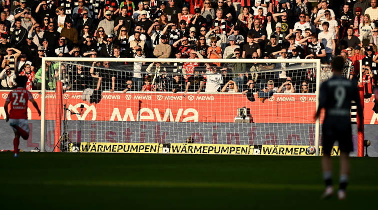 22.03.2026, xfux, Fussball 1.Bundesliga, FSV Mainz 05 - Eintracht Frankfurt, v.l. Sheraldo Becker (FSV Mainz 05) Pfosten Tor Torschuss (DFL DFB REGULATIONS PROHIBIT ANY USE OF PHOTOGRAPHS as IMAGE SEQUENCES and or QUASI-VIDEO) Mainz