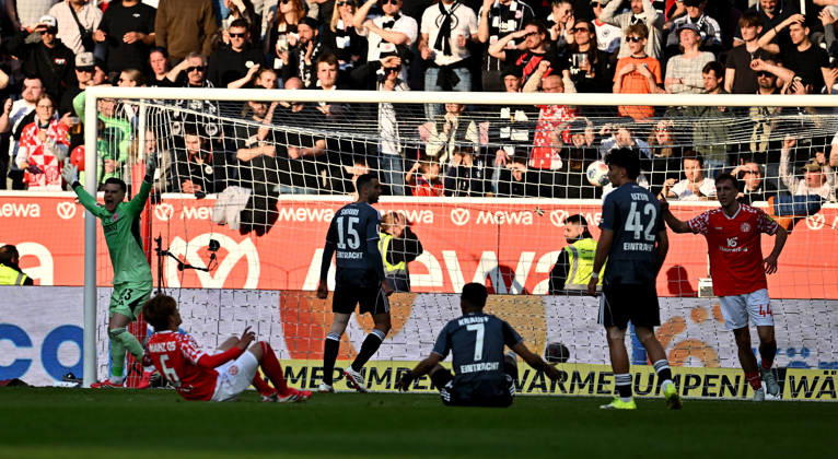 22.03.2026, xfux, Fussball 1.Bundesliga, FSV Mainz 05 - Eintracht Frankfurt, v.l. Paul Nebel (FSV Mainz 05) (nicht im Bild), Michael Zetterer (Eintracht Frankfurt) Goal scored, Tor zum 2:1 (DFL DFB REGULATIONS PROHIBIT ANY USE OF PHOTOGRAPHS as IMAGE SEQUENCES and or QUASI-VIDEO) Mainz