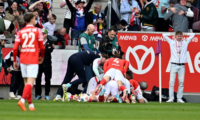 22.03.2026, xfux, Fussball 1.Bundesliga, FSV Mainz 05 - Eintracht Frankfurt, v.l. Torschuetze Torschütze Paul Nebel (FSV Mainz 05) Torjubel, Jubel, Goal celebration, celebrate the goal zum 2:1 jubelnd bejubelt jubelt jubeln Jubel und Spieler vom FSV Mainz 05 (DFL DFB REGULATIONS PROHIBIT ANY USE OF PHOTOGRAPHS as IMAGE SEQUENCES and or QUASI-VIDEO) Mainz