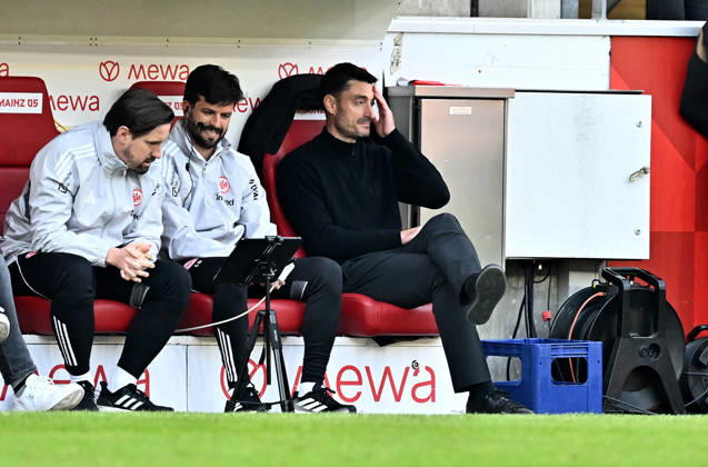 22.03.2026, xfux, Fussball 1.Bundesliga, FSV Mainz 05 - Eintracht Frankfurt, v.l. Trainer Albert Riera (Eintracht Frankfurt) enttaeuscht, enttaeuscht schauend, dissapointed gibt Anweisungen, gestikuliert, mit den Armen gestikulieren gives instructions, gesticulate, gesticolando. (DFL DFB REGULATIONS PROHIBIT ANY USE OF PHOTOGRAPHS as IMAGE SEQUENCES and or QUASI-VIDEO) Mainz