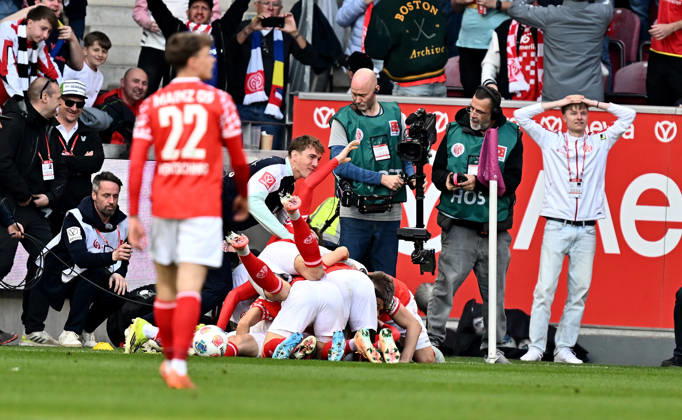 22.03.2026, xfux, Fussball 1.Bundesliga, FSV Mainz 05 - Eintracht Frankfurt, v.l. Torschuetze Torschütze Paul Nebel (FSV Mainz 05) Torjubel, Jubel, Goal celebration, celebrate the goal zum 2:1 jubelnd bejubelt jubelt jubeln Jubel und Spieler vom FSV Mainz 05 (DFL DFB REGULATIONS PROHIBIT ANY USE OF PHOTOGRAPHS as IMAGE SEQUENCES and or QUASI-VIDEO) Mainz