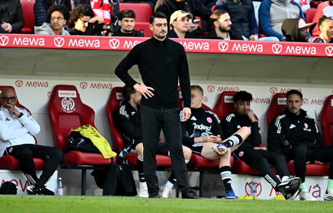 22.03.2026, xfux, Fussball 1.Bundesliga, FSV Mainz 05 - Eintracht Frankfurt, v.l. Trainer Albert Riera (Eintracht Frankfurt) enttaeuscht, enttaeuscht schauend, dissapointed gibt Anweisungen, gestikuliert, mit den Armen gestikulieren gives instructions, gesticulate, gesticolando. (DFL DFB REGULATIONS PROHIBIT ANY USE OF PHOTOGRAPHS as IMAGE SEQUENCES and or QUASI-VIDEO) Mainz