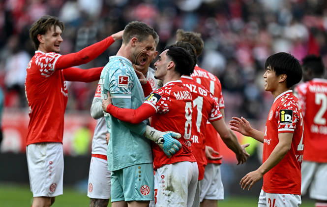 22.03.2026, xfux, Fussball 1.Bundesliga, FSV Mainz 05 - Eintracht Frankfurt, v.l. Daniel Batz (FSV Mainz 05), Fares Chaibi (Eintracht Frankfurt) jubeln jubelt nach Spielende. (DFL DFB REGULATIONS PROHIBIT ANY USE OF PHOTOGRAPHS as IMAGE SEQUENCES and or QUASI-VIDEO) Mainz