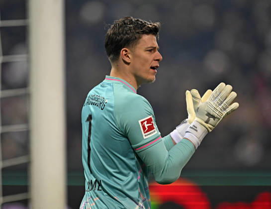 22.03.2026, Fussball 1. Bundesliga 2025 2026, 27.Spieltag, FC Augsburg - VfB Stuttgart, in der WWK-Arena Augsburg. Torwart Finn Dahmen (FC Augsburg) nachdenklich