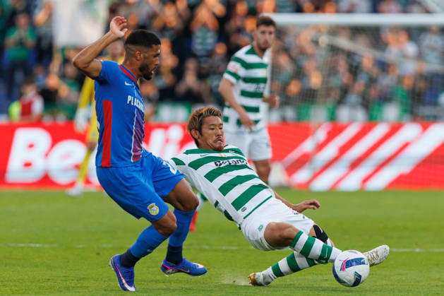 Hidemasa Morita seen during Liga Portugal game between teams of FC Alverca and Sporting CP (Luis Loureiro Ball Raw Images) Alverca Complexo Desportivo Alverca Portugal Copyright: xLuisxLoureirox LuisLoureiroAlvercaSPorting2526-102